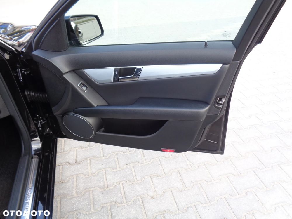 Mercedes-Benz Klasa C 180 CGI BlueEFFICIENCY Avantgarde - 31