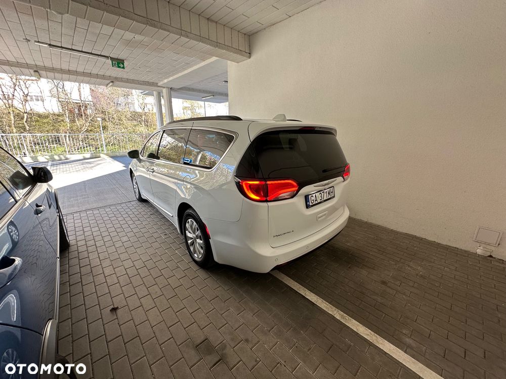 Chrysler Pacifica - 3