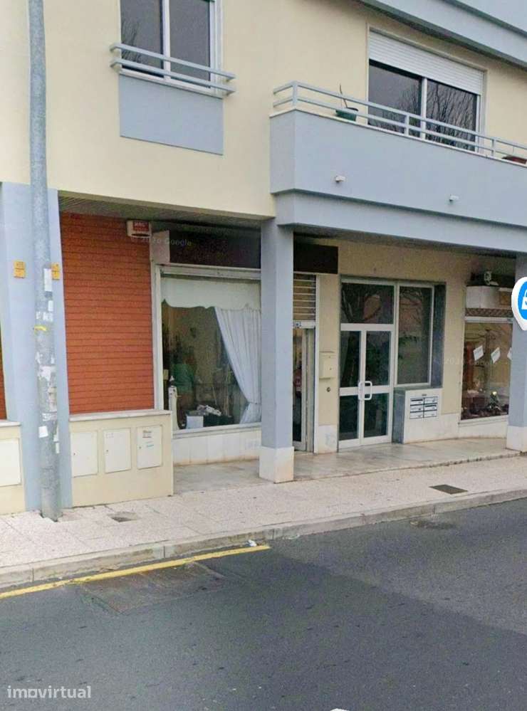 Loja Comercial com 55m² e Saída de Fumos – Queijas (Oeiras)