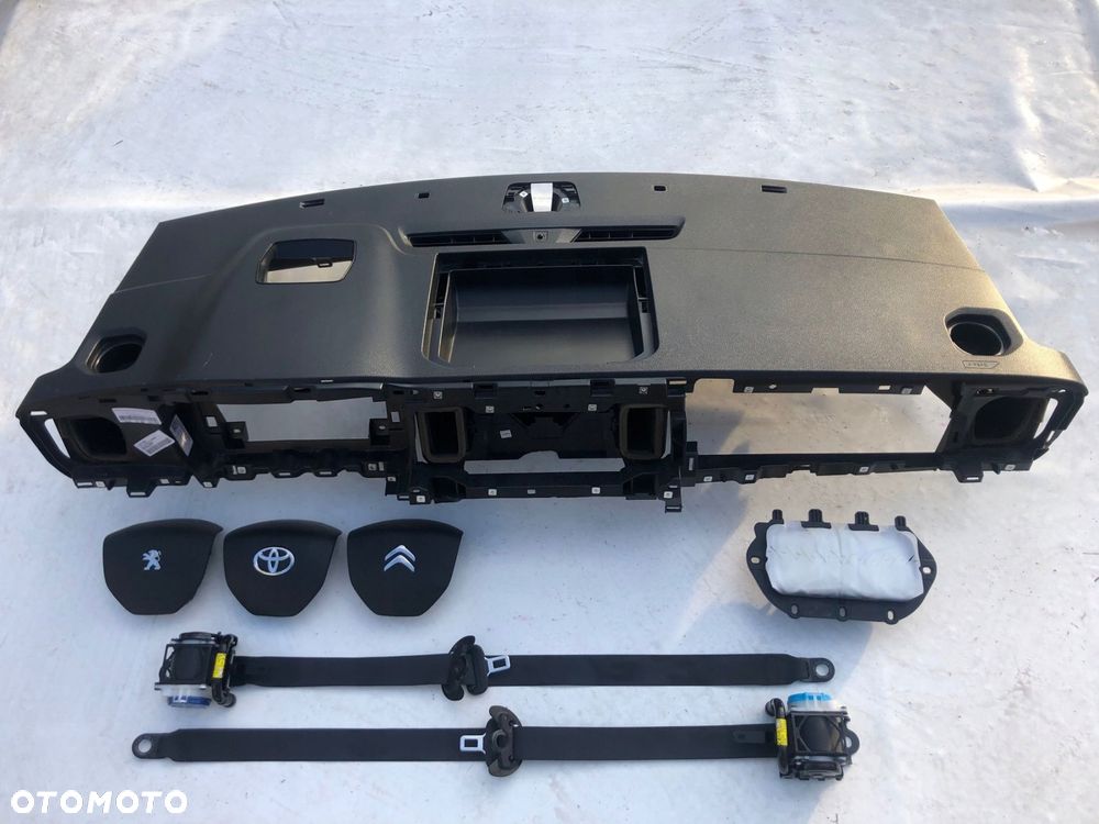 toyota proace deska kokpit konsola poduszki pasy - 2