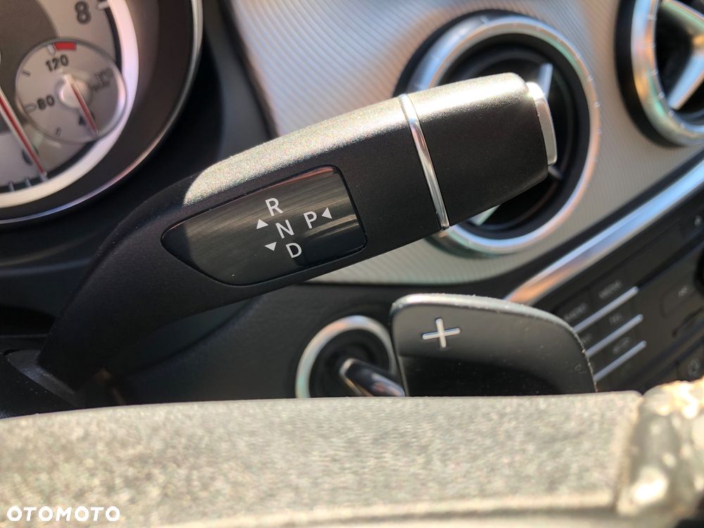 Mercedes-Benz CLA 180 7G-DCT UrbanStyle Edition - 36
