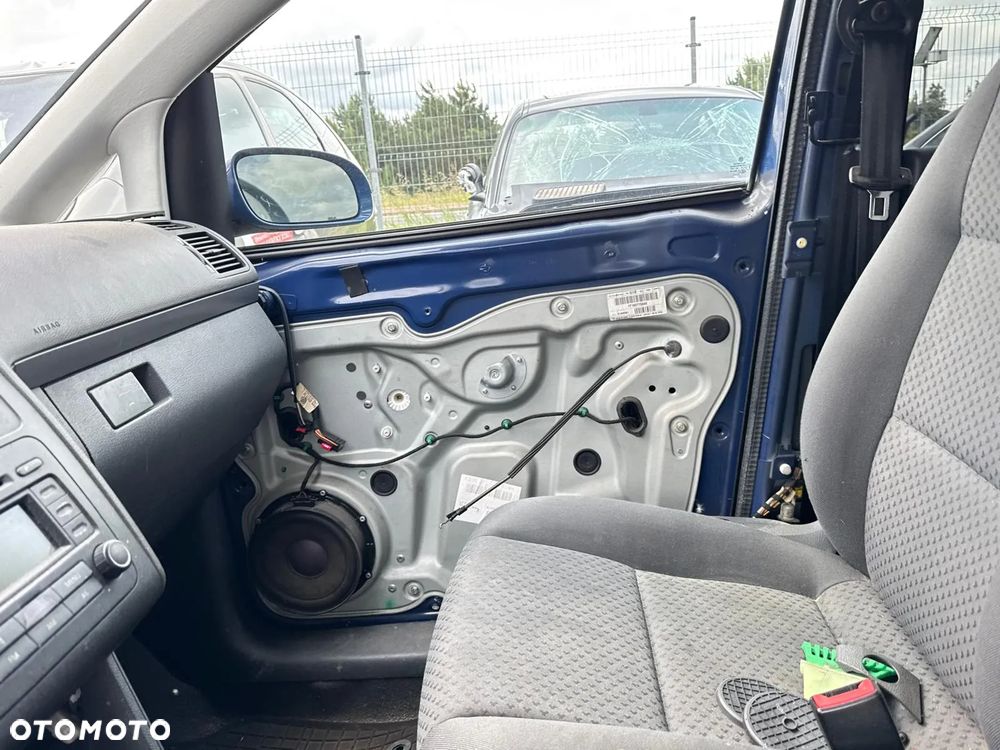 Volkswagen Touran  1.6TDI 2011r kod silnika CAYC Kod lakieru LR5T  Kod skrzyni NKA - 13
