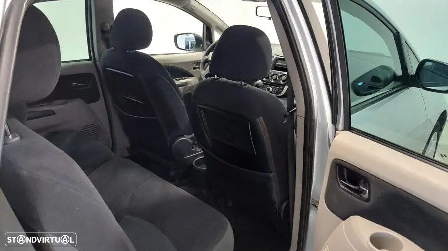 Mitsubishi Grandis - 22