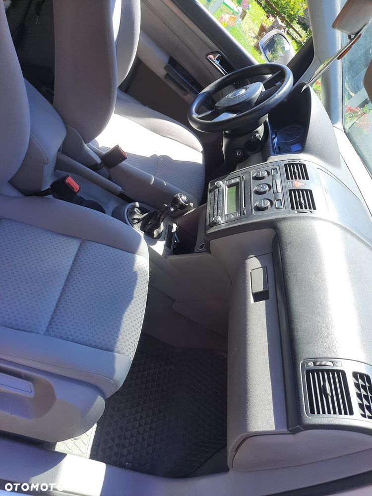 Volkswagen Touran - 4