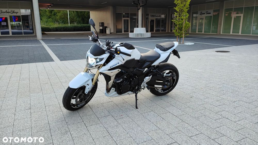 Suzuki GSR - 8