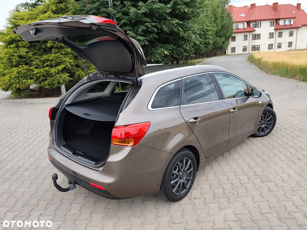Kia Ceed 1.6 CRDi 128 Fifa World Cup Edition - 12