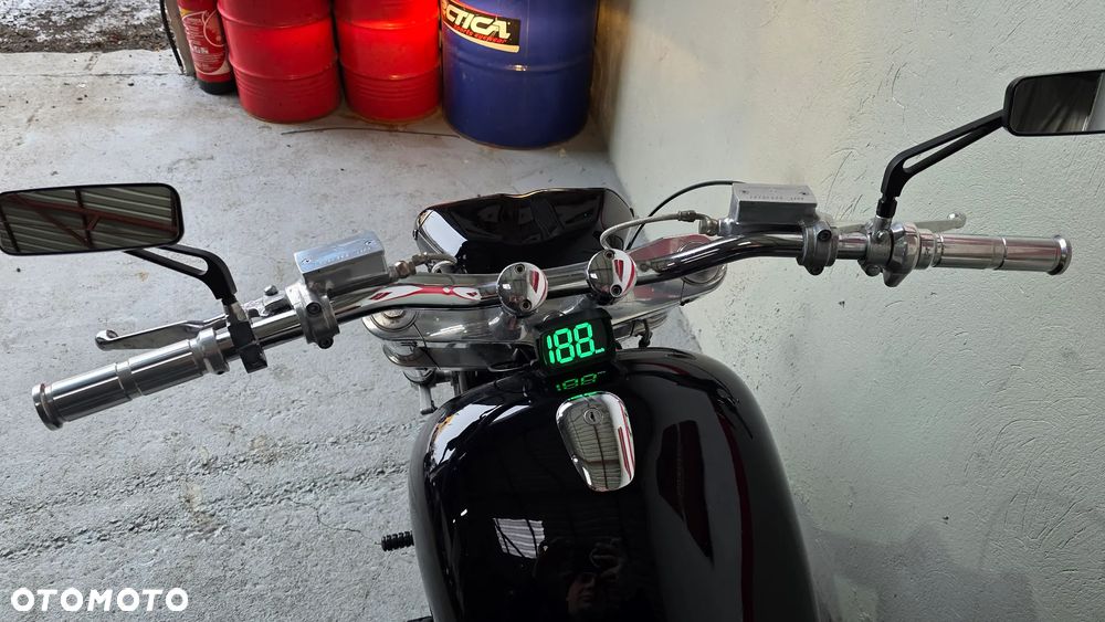 Suzuki Intruder - 13