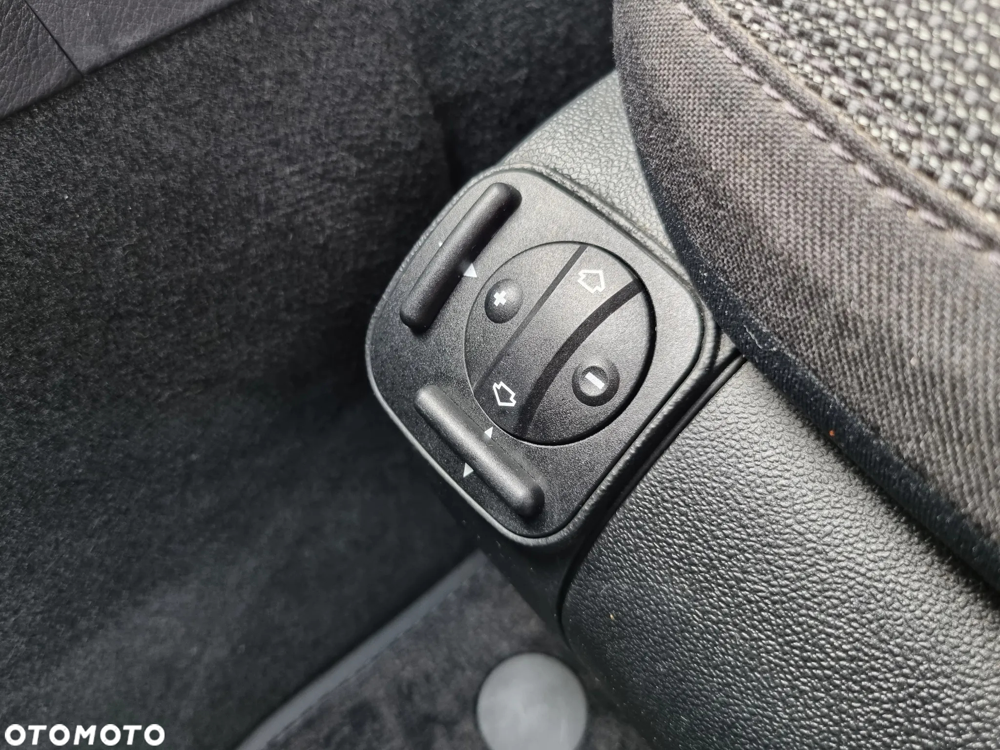 Mercedes-Benz Klasa E 200 T BlueEFFICIENCY 7G-TRONIC Avantgarde - 32