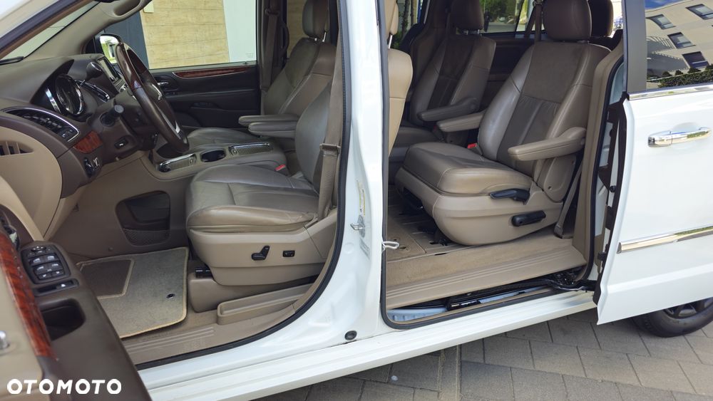 Chrysler Town & Country 3.6 Limited - 23