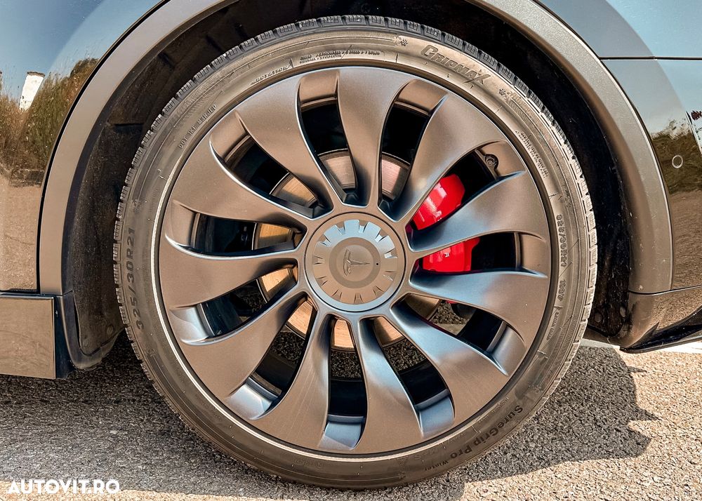 Tesla Model Y AWD Performance - 11