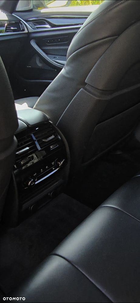 BMW Seria 5 M550i xDrive sport - 9