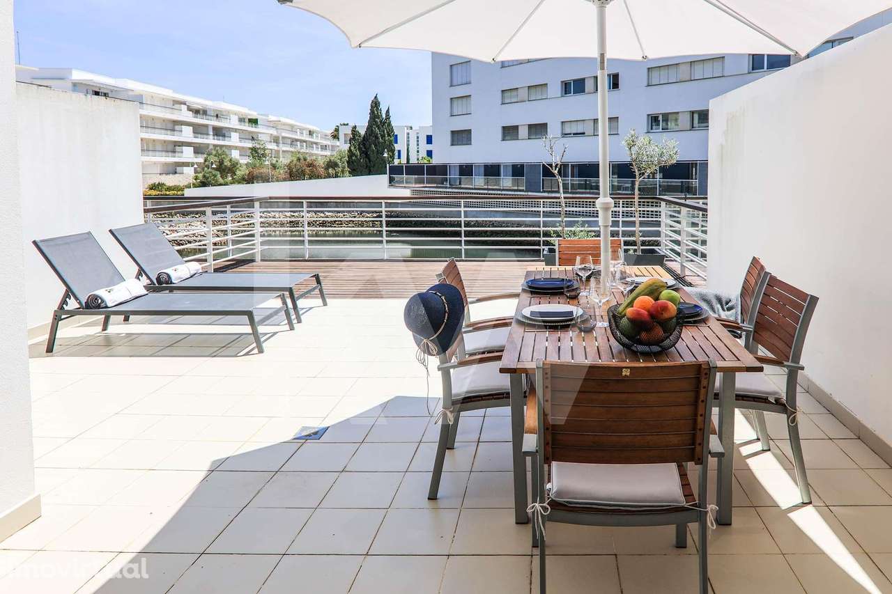 Moradia T3 Duplex, em condomínio fechado com piscina e garagem dupla e - Grande imagem: 2/47