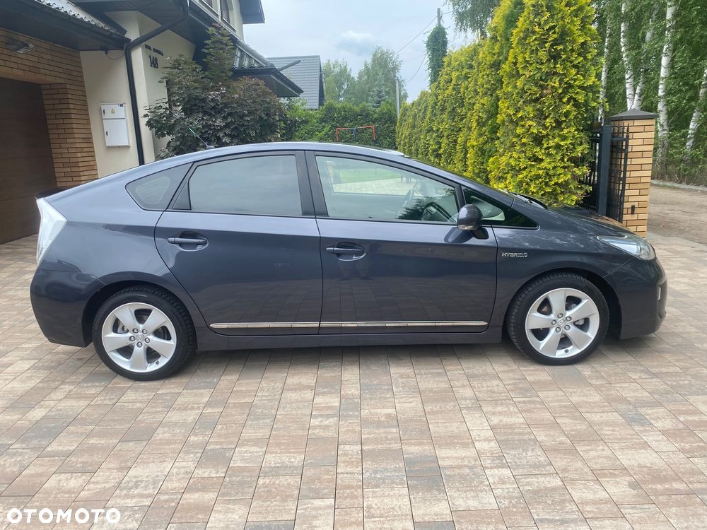Toyota Prius (Hybrid) Executive - 11