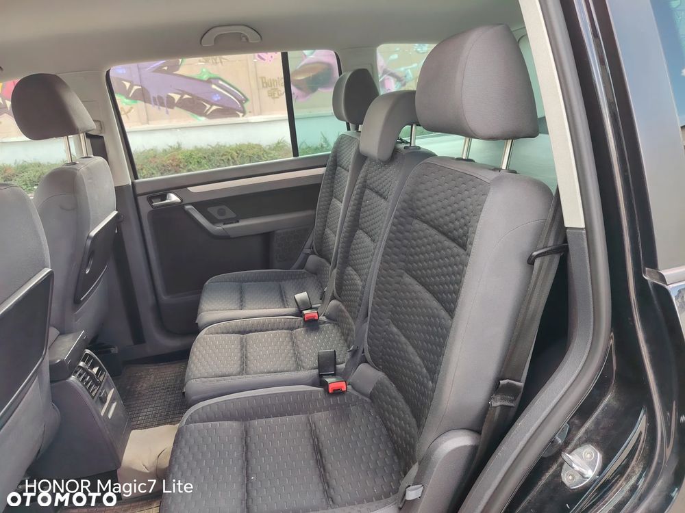 Volkswagen Touran - 12