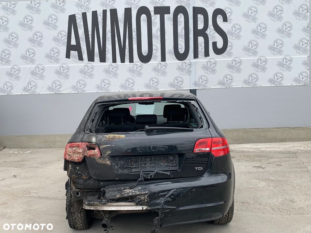 AUDI A3 8P 2011 *SAMOCHÓD NA CZĘŚCI* 4613 A2 / Y9B MASKA, LAMPA, DRZWI, LUSTERKO, ZDERZAK, GRILL, BŁOTNIK, KLAPA, BELKA, DESKA, FOTELE, KANAPA, ĆWIARTKA KIEROWNICA, TARCZE, ZACISKI, ZAWIESZENIE, KOMPLETNY PRZÓD, KOMPLETNY TYŁ, LICZNIK, ZEGARY, PRAWE LEWE PRZÓD TYŁ - 4