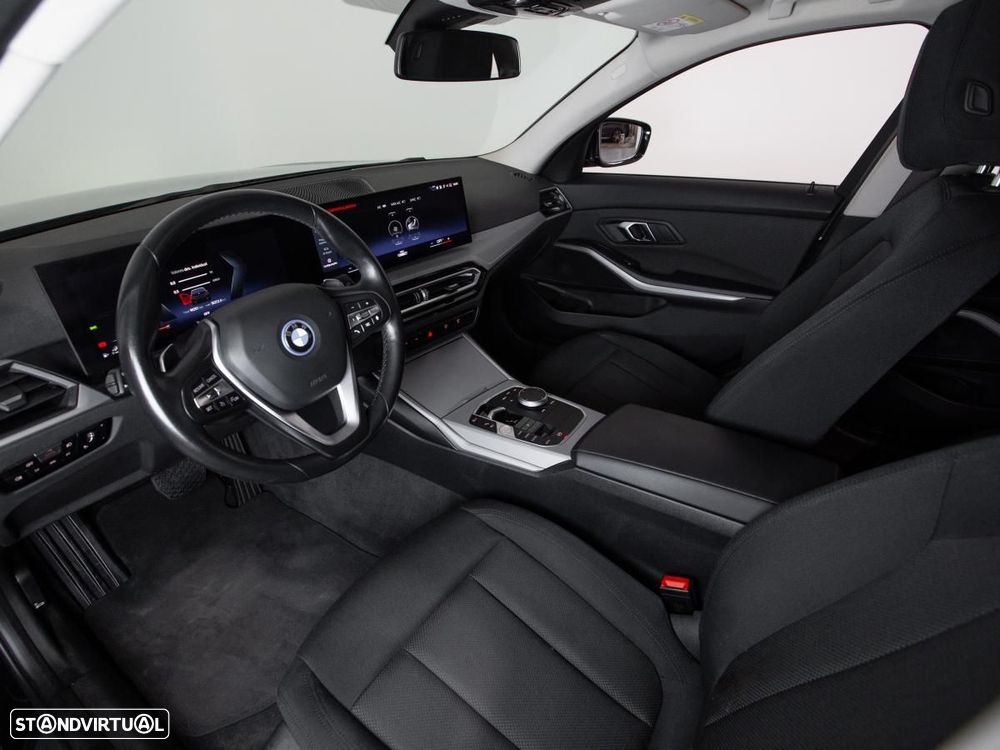 BMW 320 e Touring Auto - 8