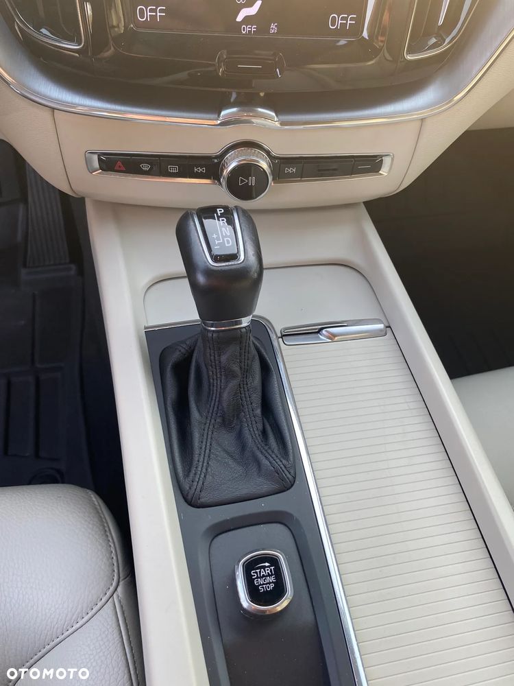 Volvo XC 60 D4 AWD Geartronic Momentum - 25