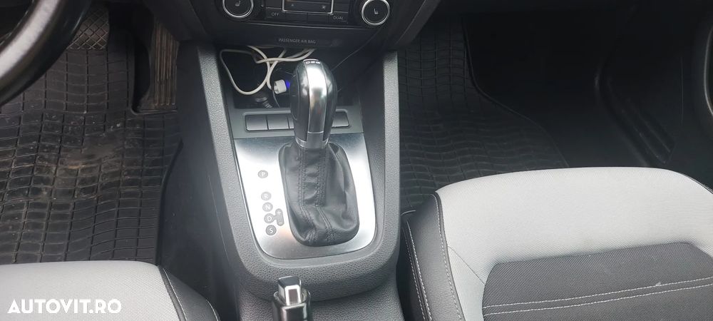 Volkswagen Jetta 2.0 TDI Sportline DSG - 10