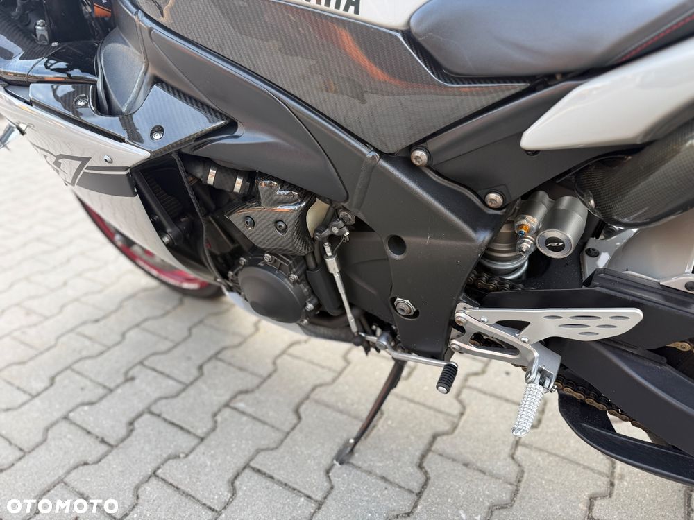 Yamaha R1 - 28