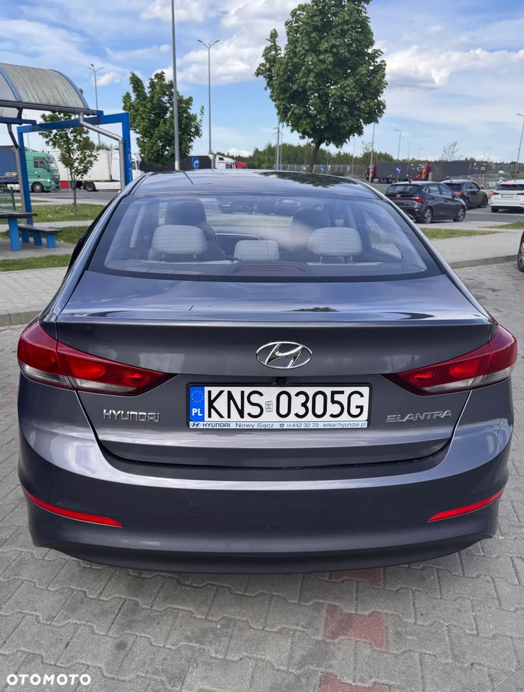Hyundai Elantra - 4