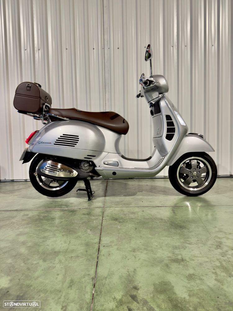 Vespa GTS Super 300 70 Anos - 1