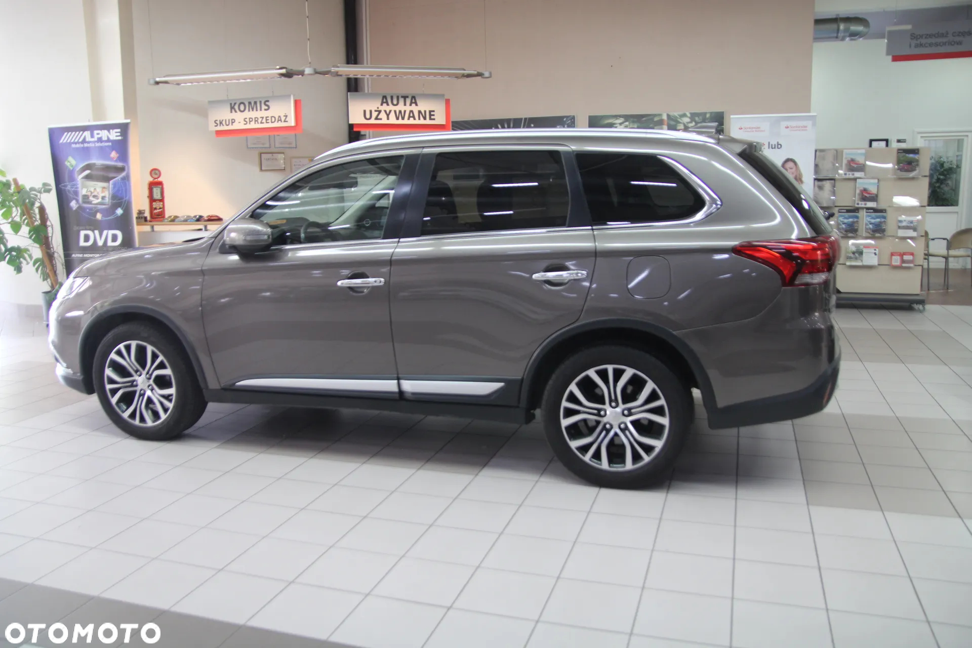 Mitsubishi Outlander 2.0 Intense + Navi 4WD CVT - 9