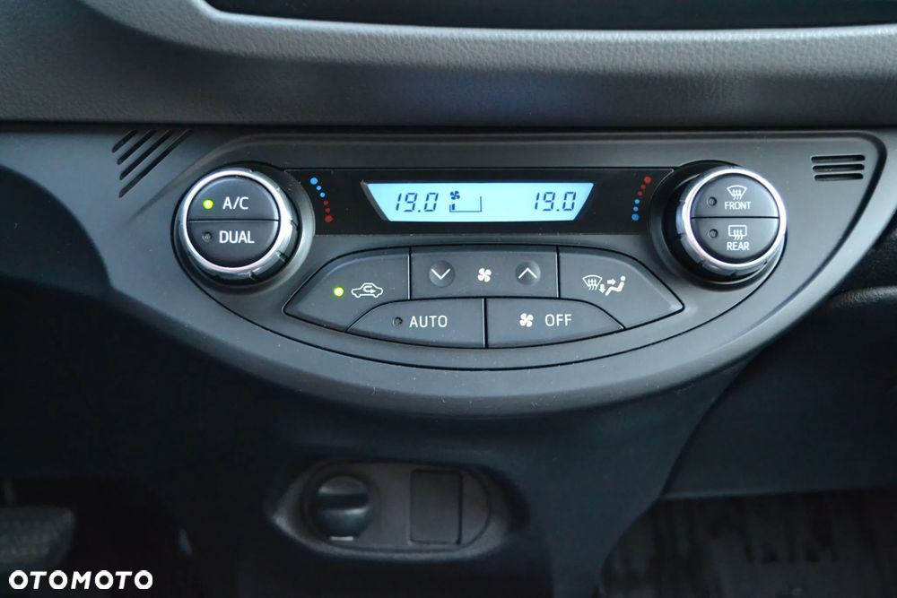 Toyota Yaris Hybrid 100 Active EU6 - 25