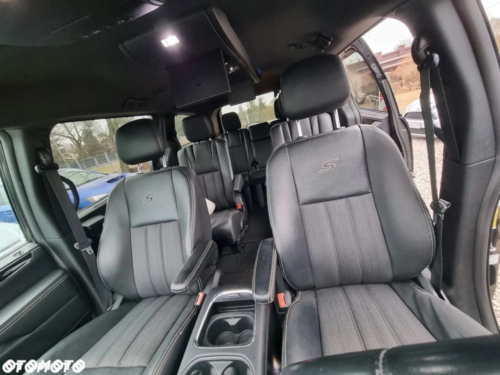 Chrysler Town & Country 3.6 Limited - 10