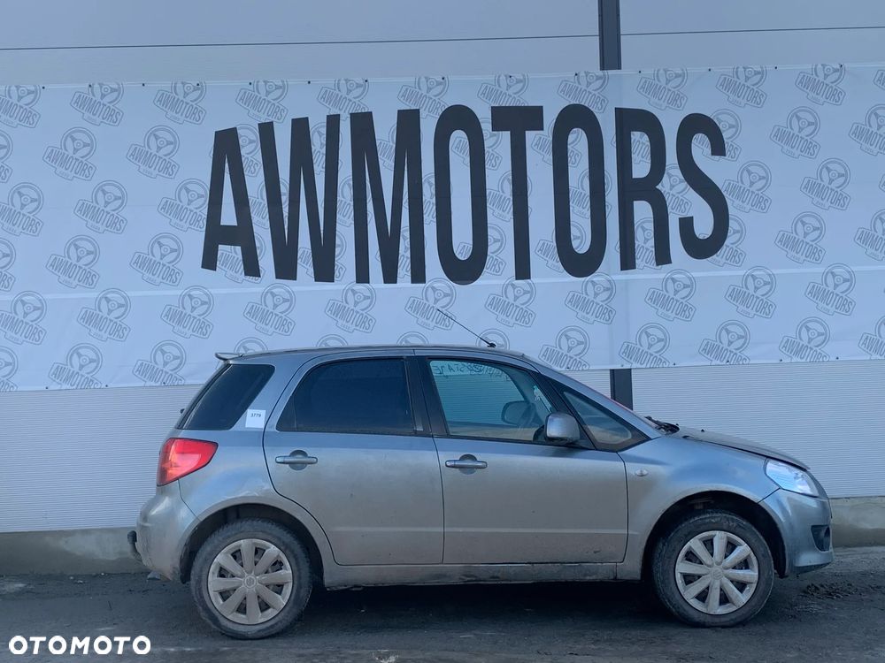 SUZUKI SX4 2006 *SAMOCHÓD NA CZĘŚCI* 3779  MASKA, LAMPA, DRZWI, LUSTERKO, ZDERZAK, GRILL, BŁOTNIK, KLAPA, BELKA, DESKA, FOTELE, KANAPA, ĆWIARTKA KIEROWNICA, TARCZE, ZACISKI, ZAWIESZENIE, KOMPLETNY PRZÓD, KOMPLETNY TYŁ, LICZNIK, ZEGARY, PRAWE LEWE PRZÓD TYŁ - 3