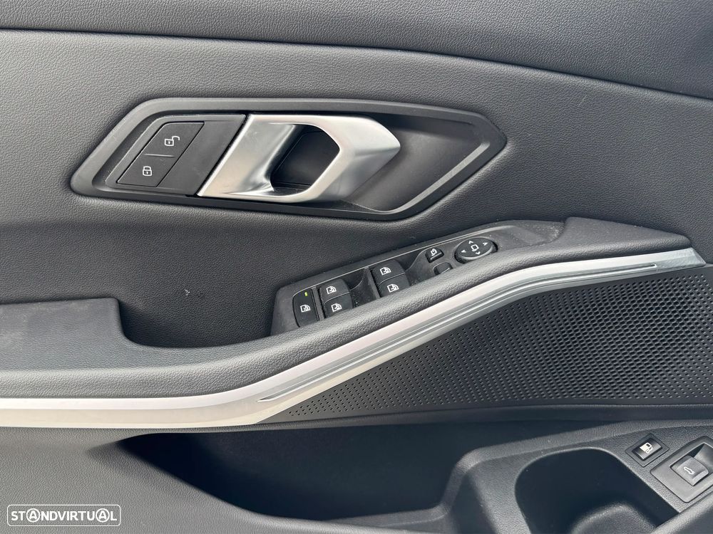 BMW 330 e Pack Desportivo M Auto - 13