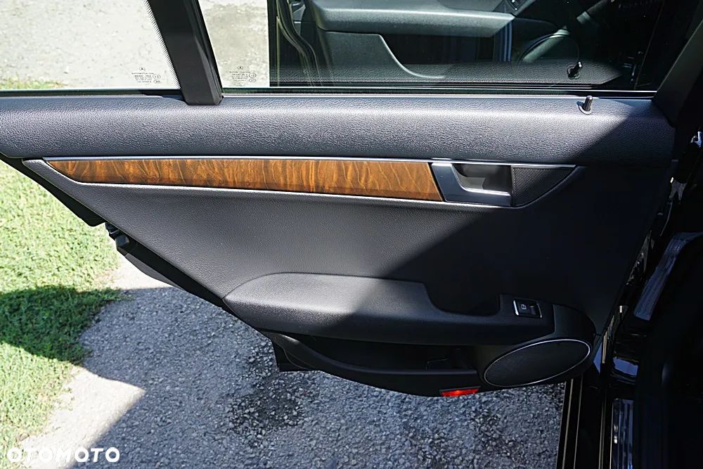 Mercedes-Benz Klasa C 180 BlueEFFICIENCY Elegance - 33