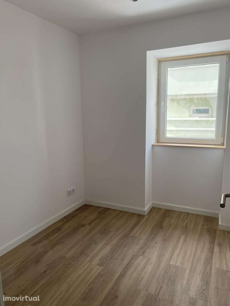 Vende-se imóvel totalmente renovado com 1 T2 + 5 T0 em Coimbra. - Grande imagem: 4/8