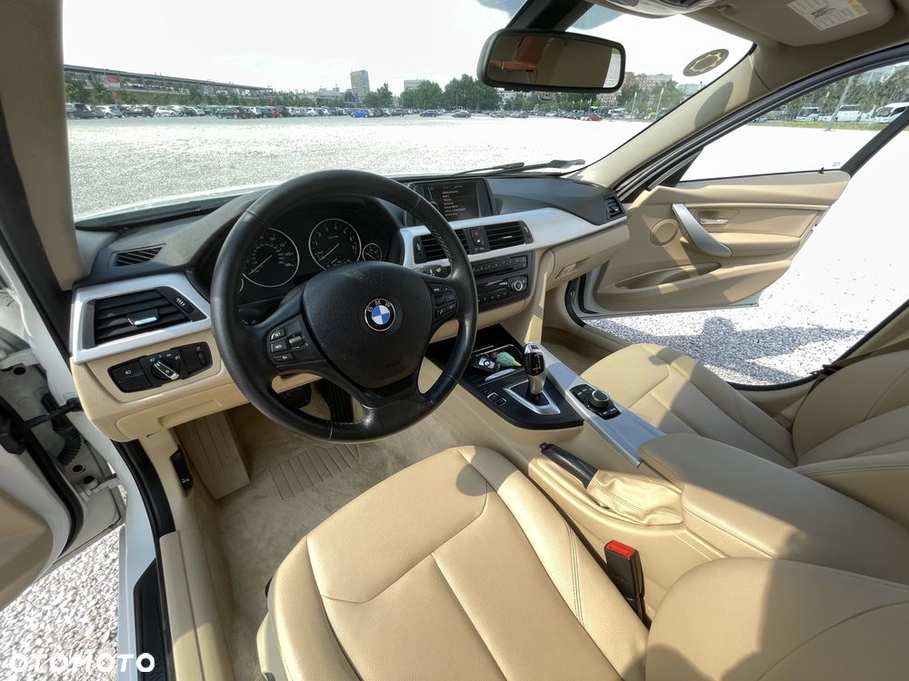 BMW Seria 3 328i xDrive - 25