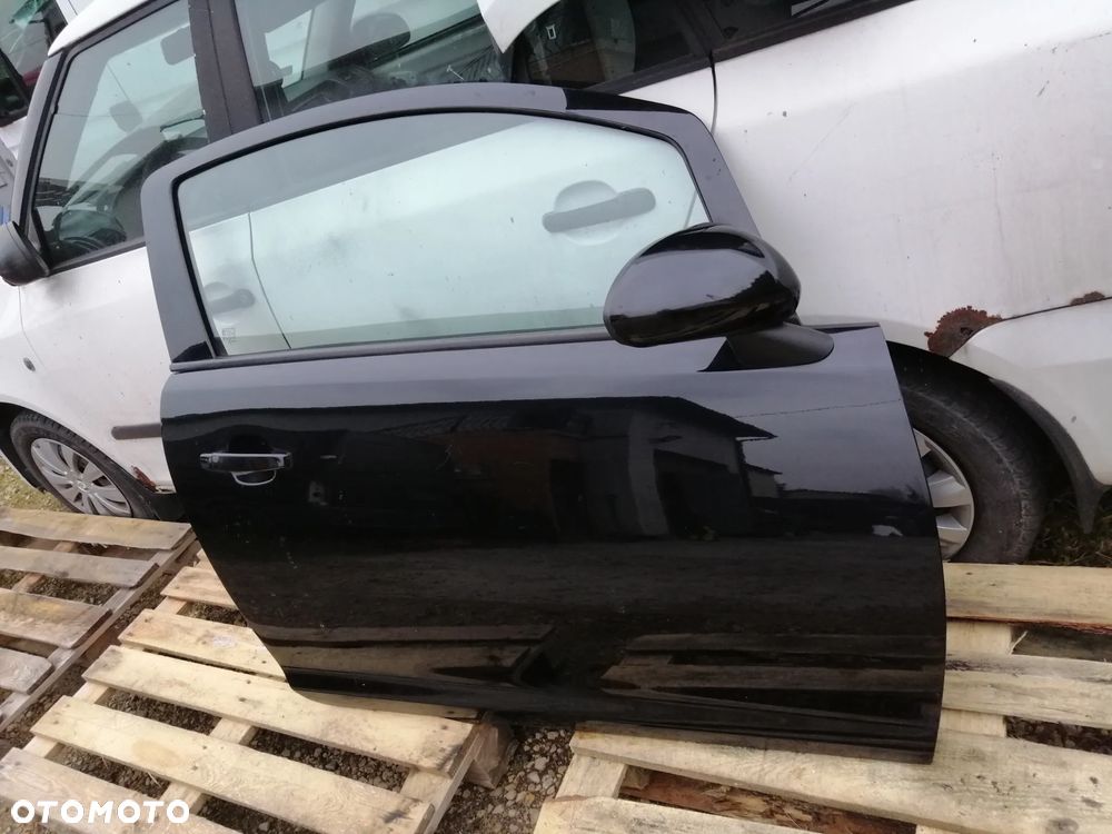 Opel Corsa D 3D drzwi prawe kompletne kod lakieru Z20R Z2HU bez korozji - 1