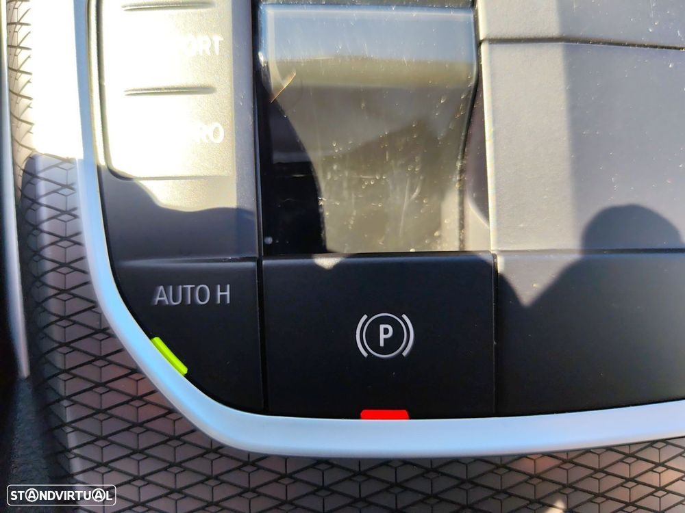 BMW 320 d Touring Pack Desportivo M Auto - 32