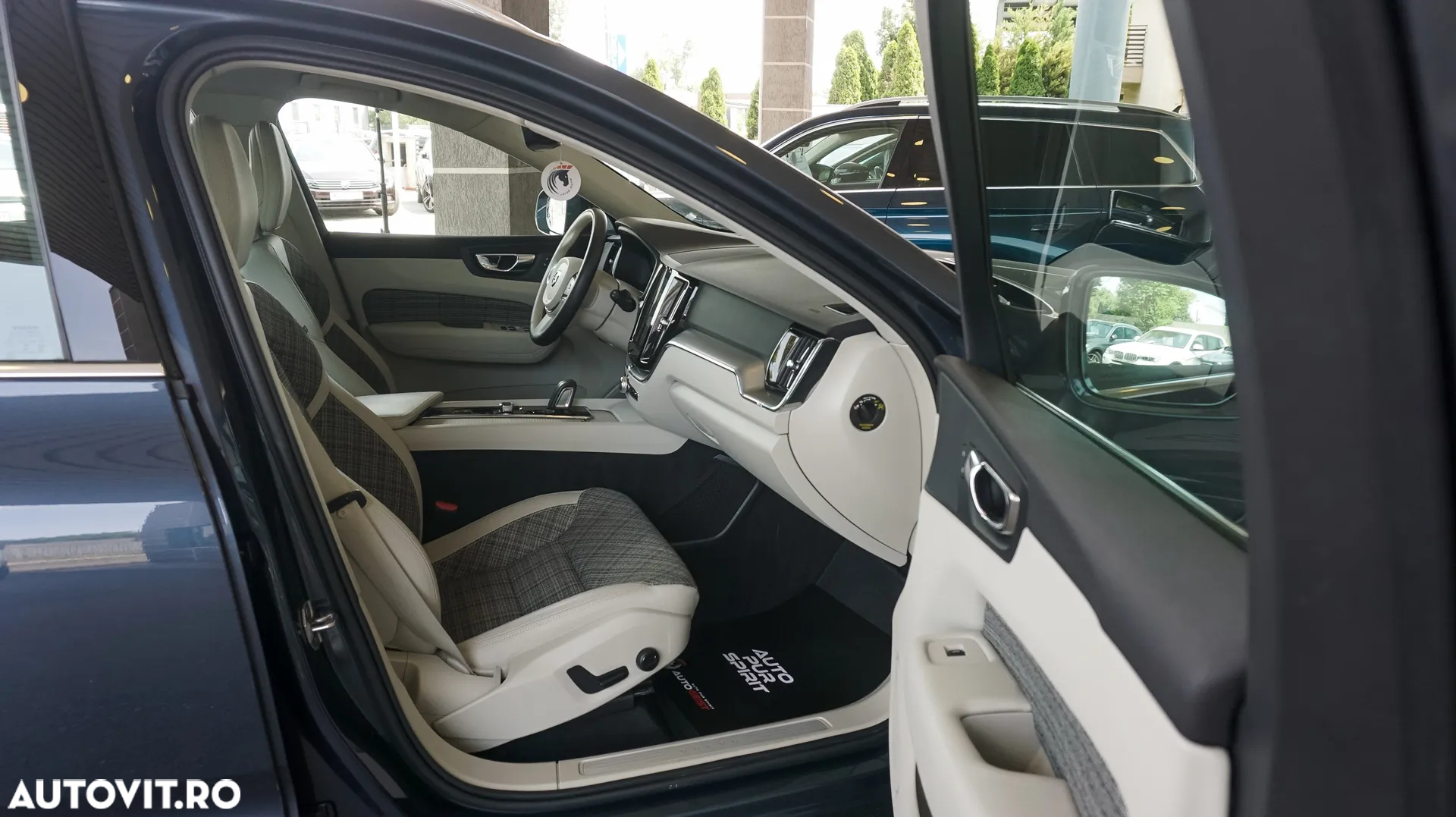 Volvo XC 60 T8 Twin Engine AWD Geartronic Momentum - 26