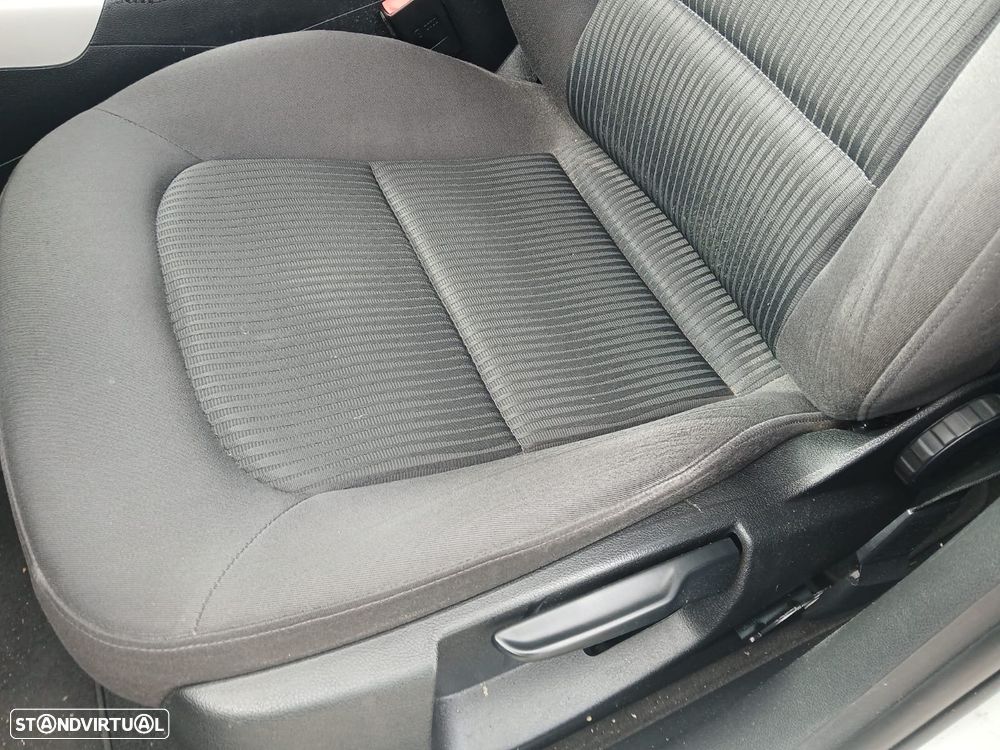 Audi A4 Avant 2.0 TDI Advance - 8