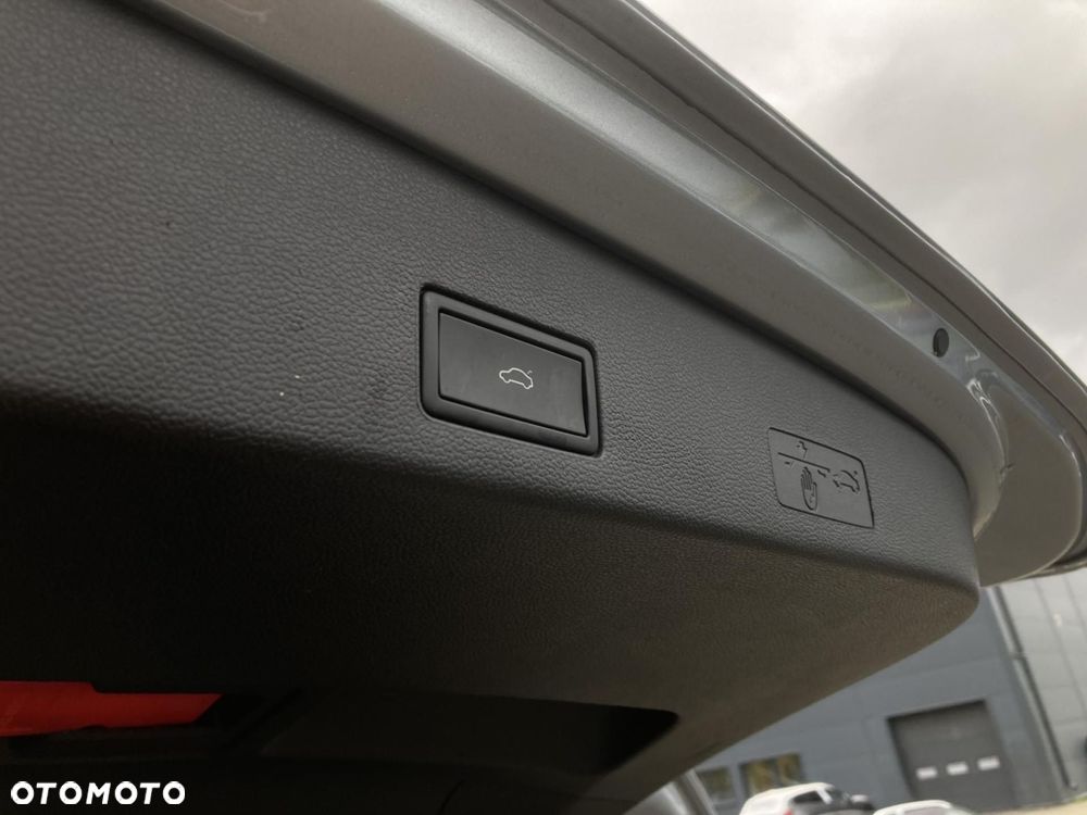 Volkswagen Golf VIII 1.5 eTSI mHEV R-Line DSG - 27