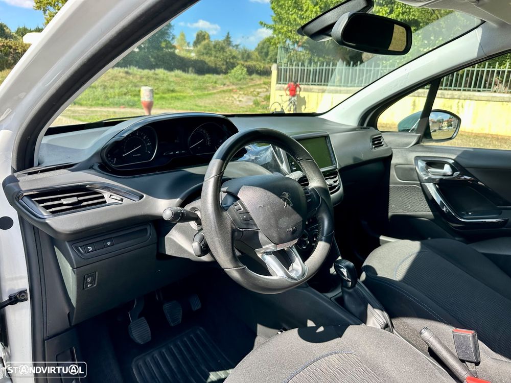 Peugeot 208 1.2 PureTech Signature - 18