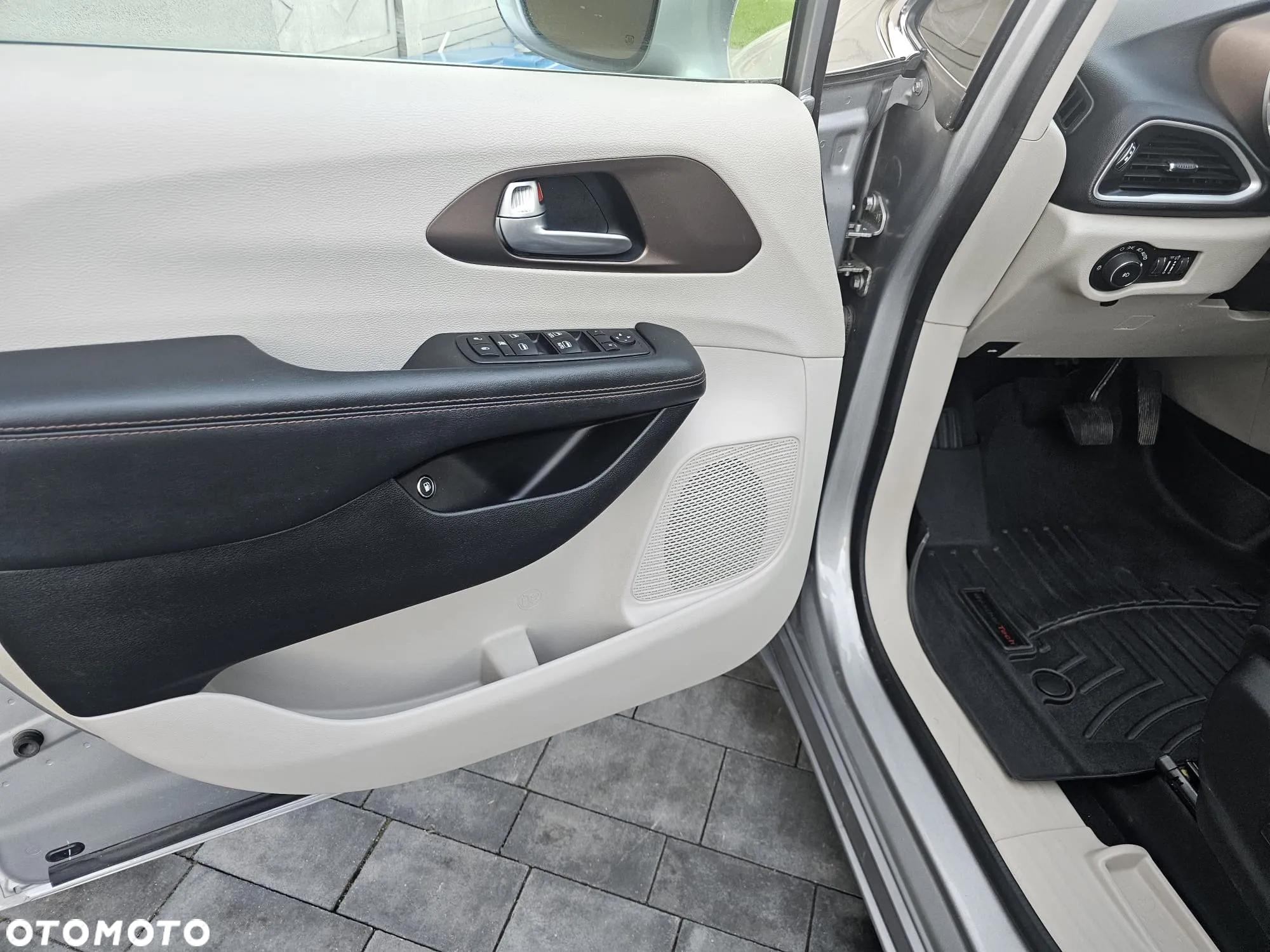 Chrysler Pacifica - 23