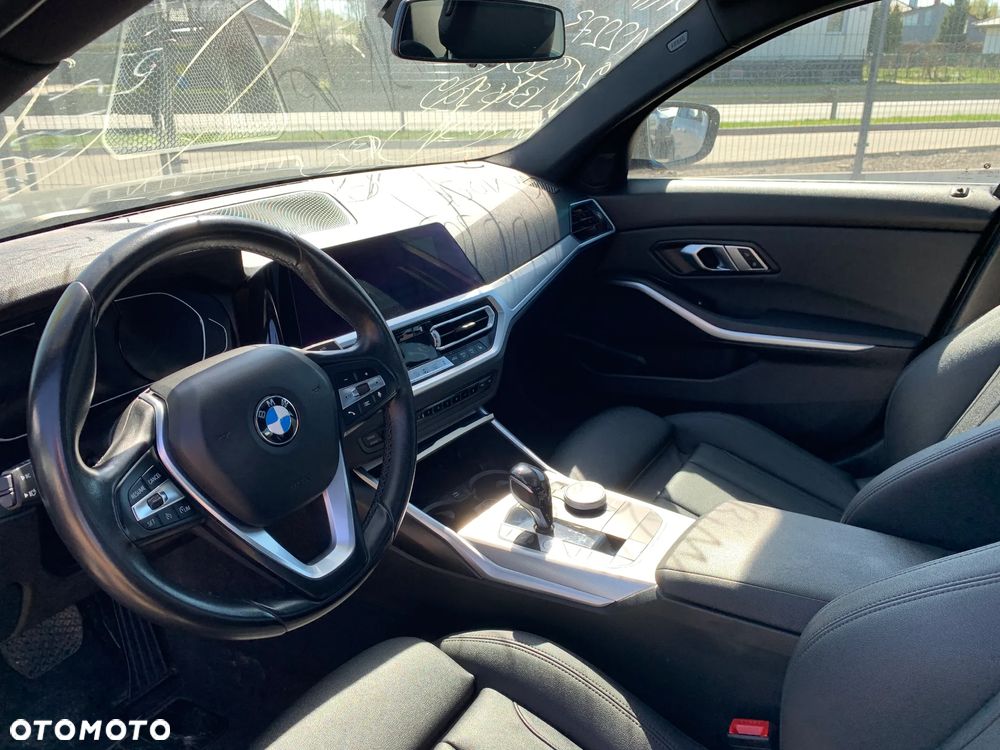 BMW Seria 3 330i xDrive - 14