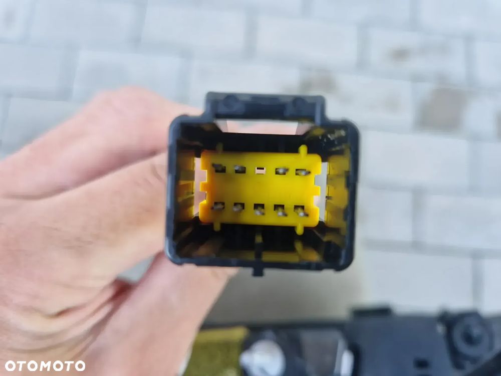 LAMPA TYLNA PRAWA W KLAPĘ DS9 2019-- - 7