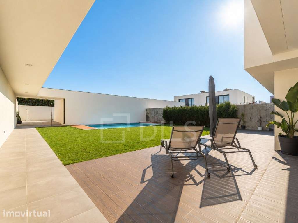 Moradia T4+1 com Piscina e Jardim, em Valadares - Grande imagem: 3/53