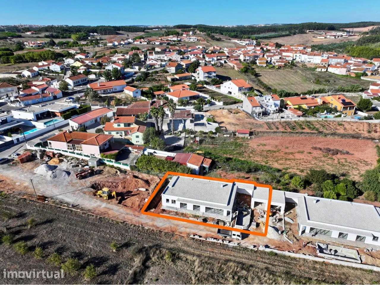 Moradia Térrea T4 com Suite Master, Piscina de Água Salgada, Garage... - Grande imagem: 3/50
