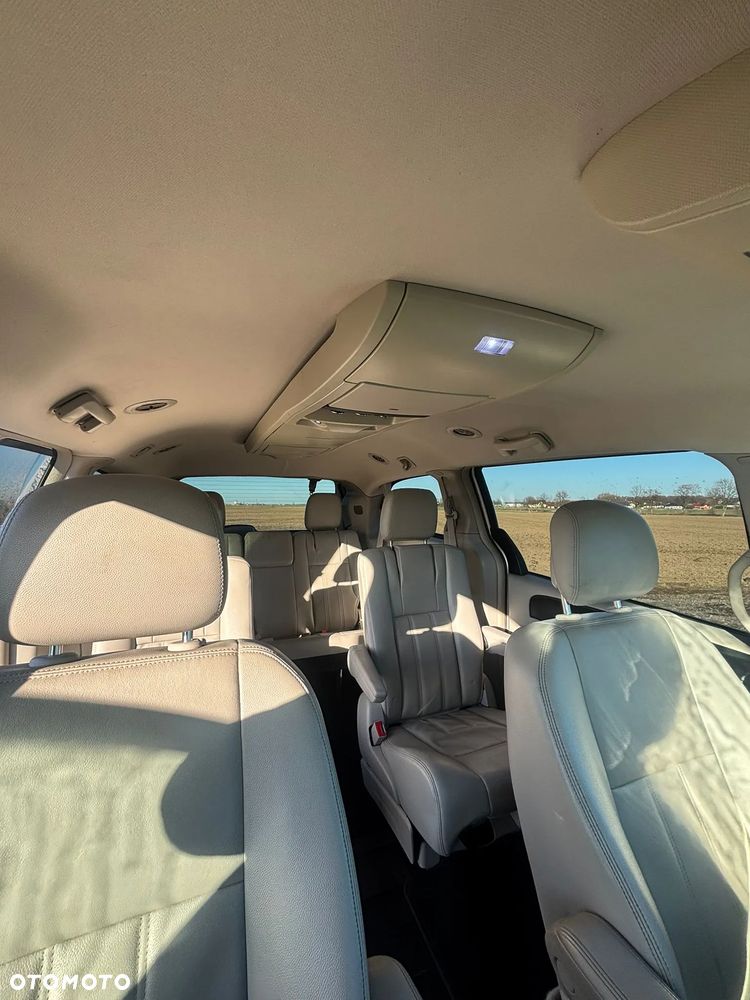Chrysler Town & Country - 5