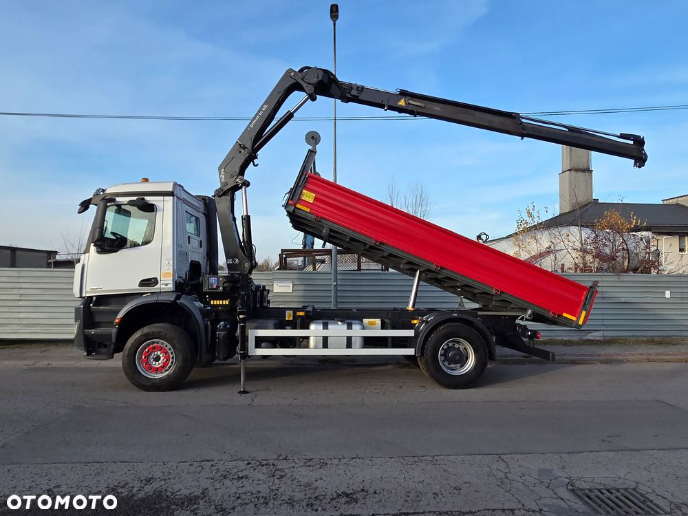 Mercedes-Benz AROCS 1824 // HDS HMF 1420-K2 // PILOT FUNKCJE 5 i 6 // NOWY KIPER WYWROTKA // ZAWIESZENIE BUDOWLANE WYSOKIE // PRZED PIERWSZĄ REJ W PL - 4