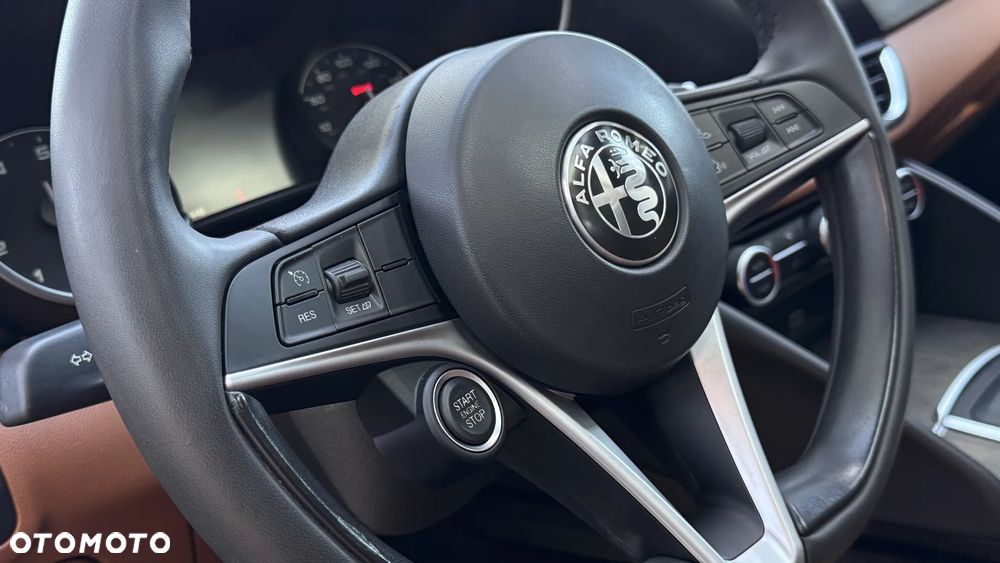 Alfa Romeo Giulia 2.0 Turbo 16V AT8-Q4 Ti - 32