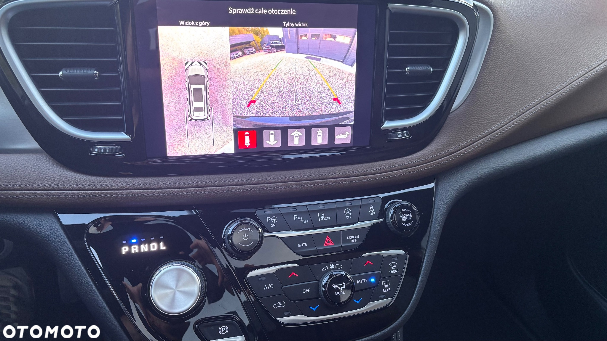 Chrysler Pacifica - 30