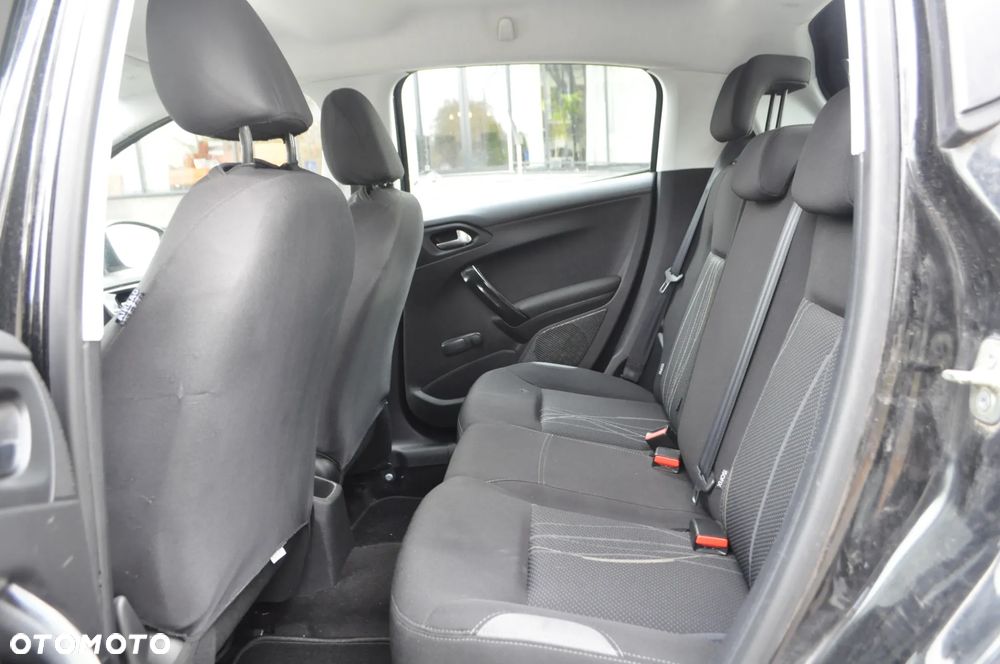 Peugeot 208 - 8