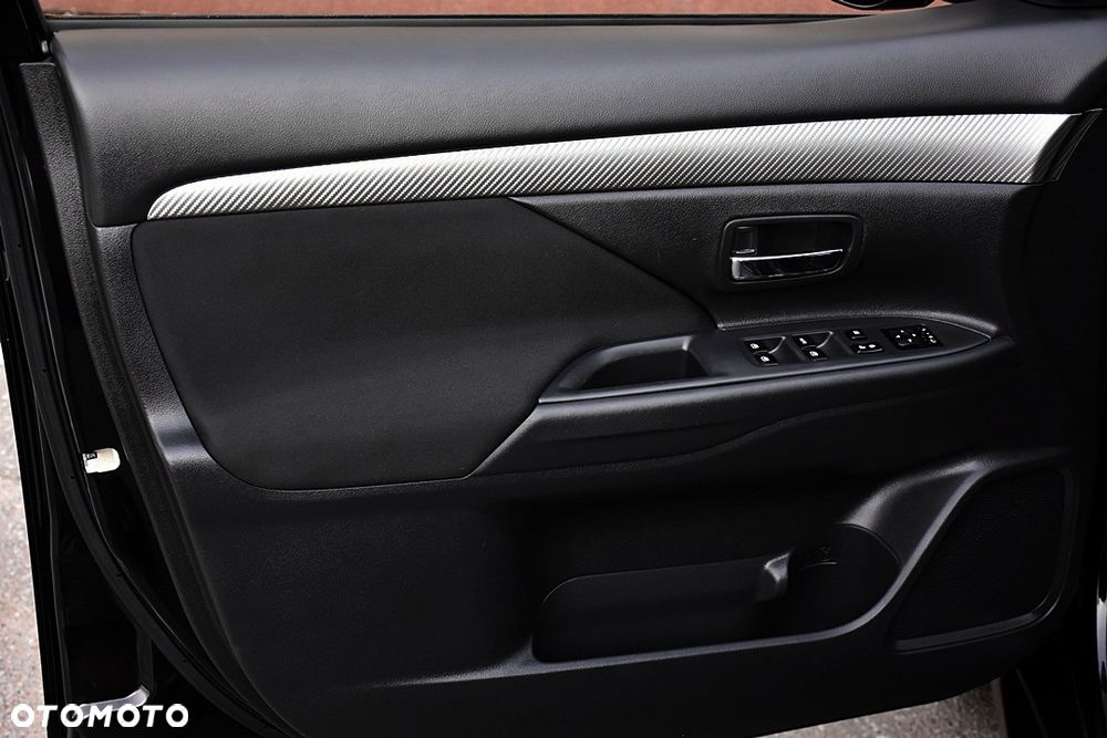 Mitsubishi Outlander 2.0 Invite + 2WD - 23